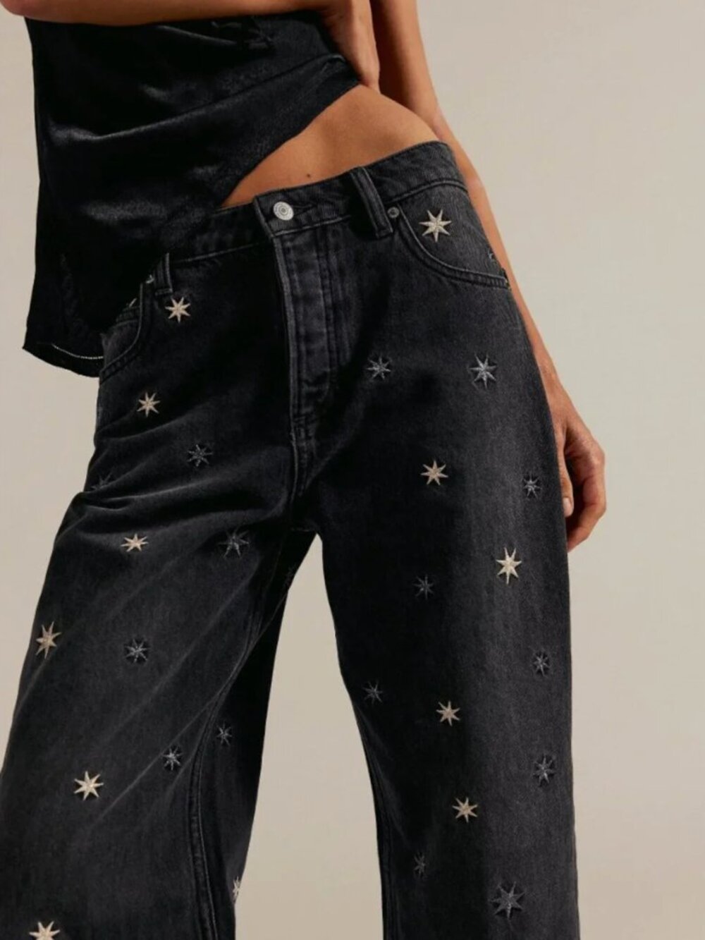 FREE PEOPLE NWT Deep Trance Shine Embroidered Boyfriend Jean / Starry Combo